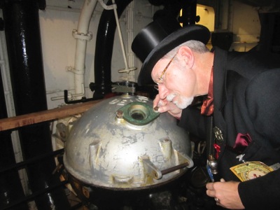 Drake_inspects_Queen_Mary_Engines